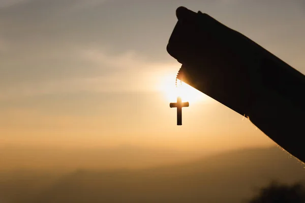 Mãos Humanas Orando Deus Enquanto Segurando Símbolo Crucifixo Com Raio — Fotografia de Stock