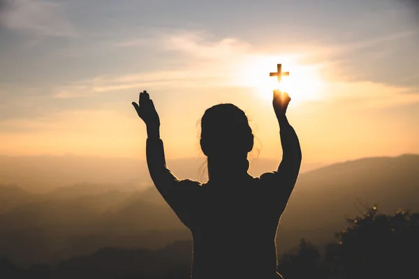 Ανθρώπινα Χέρια Προσεύχονται Στο Θεό Κρατώντας Ένα Σύμβολο Σταυρό Φωτεινή — Φωτογραφία Αρχείου