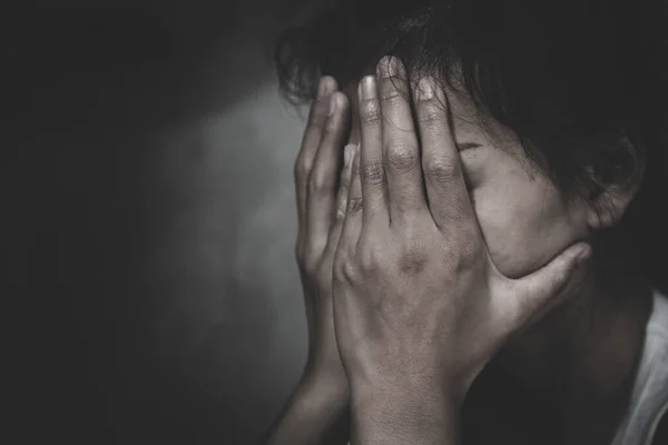 Disperazione Giovane Donna Che Piange Donna Vittima Violenza Domestica Abusi — Foto Stock