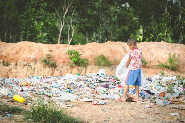 Chico Pobre Recogiendo Residuos Basura Vertedero Las Afueras Las Vidas — Foto de Stock