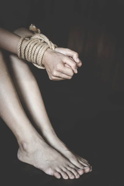 Vítimas Tráfico Seres Humanos Amarradas Uma Corda Conceito Abusado Torturado — Fotografia de Stock