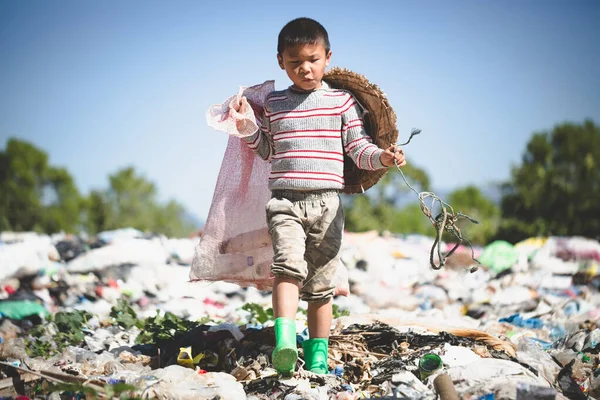 Chico Pobre Recogiendo Residuos Basura Vertedero Las Afueras Las Vidas — Foto de Stock