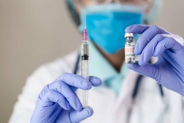 Doktor Covid-19 virüsünü önlemek için aşı tutuyor. roman Coronavirus 2019. 