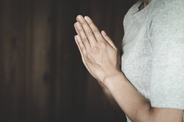 İnanç maneviyatı ve dini gri arka plan için dua kavramına saygı gösterin. Dini inançlar Hristiyan hayatı kriz duası Tanrı 'ya.