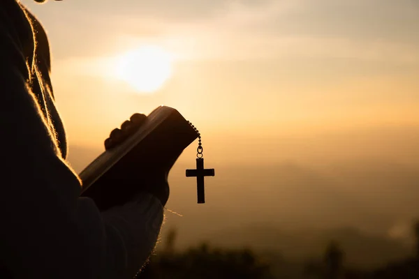 Mãos Homem Cristão Segurando Uma Bíblia Enquanto Reza Deus Crenças — Fotografia de Stock