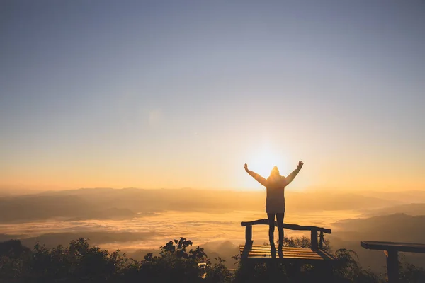 Hombre Levanta Mano Cima Montaña Atardecer Libertad Viaje Concepto Aventura — Foto de Stock