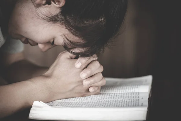 Manos Mujer Rezando Dios Con Biblia Mujer Reza Por Bendición — Foto de Stock