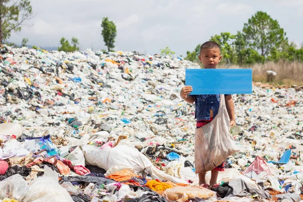 Los Niños Pobres Paran Sobre Basura Niño Sostiene Letrero Azul — Foto de Stock