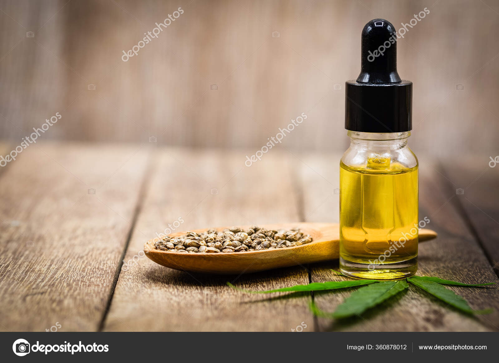 木桌上的大麻油和大麻籽包括大麻叶在内的医用大麻产品头皮油和大麻油替代疗法或药物药物概念 图库照片 C Tinnakorn 木桌上的大麻油和大麻籽包括大麻叶在内的医用大麻产品头皮油和大麻油替代疗法或药物药物概念 图库照片 C Tinnakorn