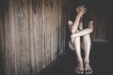 Depresyonda olan genç bir kadın, aile içi şiddet ve tecavüz, dövülmüş ve tecavüze uğramış, köşede oturmuş, boşluğu kopyalıyor. Uluslararası Kadınlar Günü