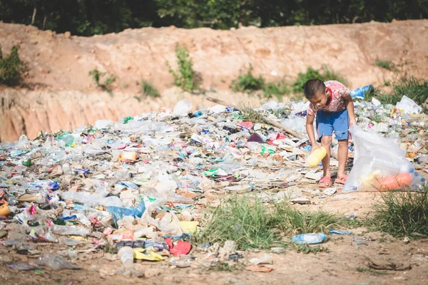 Los Niños Pobres Recogen Basura Para Venta Debido Pobreza Reciclaje — Foto de Stock