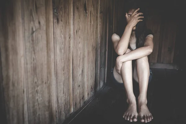 Joven Mujer Deprimida Violencia Doméstica Violación Golpeado Violado Sentado Esquina —  Fotos de Stock