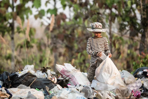 Pobre Chico Recogiendo Basura Vertedero Las Afueras Niños Trabajan Estos — Foto de Stock