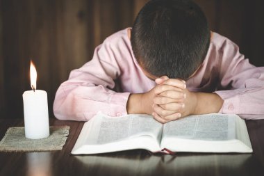 El çocuk odada dua ve ışık mumlar yaktı , Eller inanç, maneviyat ve din için dua kavramı katlanmış