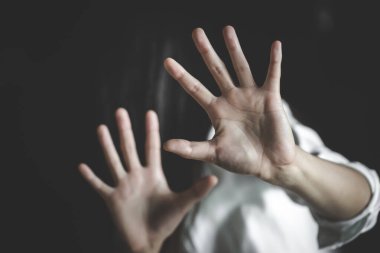 Kadınlara yönelik şiddeti durdurun, aile içi şiddet ve istismar mağduru kadın.