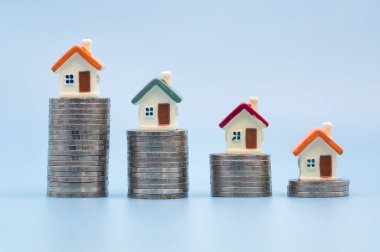 Bozuk para, ev, ipotek, ev almak için biriktirilen para ve emlak konseptine yatırılan kredilerin olduğu küçük bir ev. Invesment ve Risk Yönetimi.