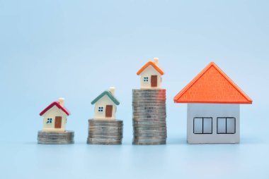 Ev modelli bozuk para yığını, konut için tasarruf planları, finansal konsept, gayrimenkul yatırımı kavramı.
