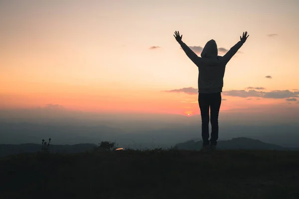 シルエットの女性のコピースペースは 山と日没の背景の上に手を上げる 自由は気分が良く 旅行冒険休暇の概念 宗教的信念 — ストック写真