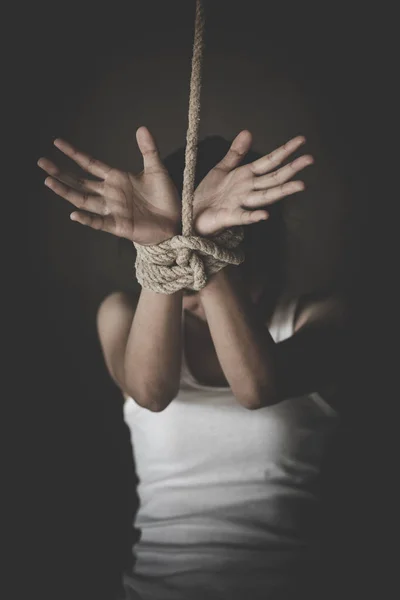 Mujer Víctima Con Las Manos Atadas Con Cuerda Estrés Emocional —  Fotos de Stock