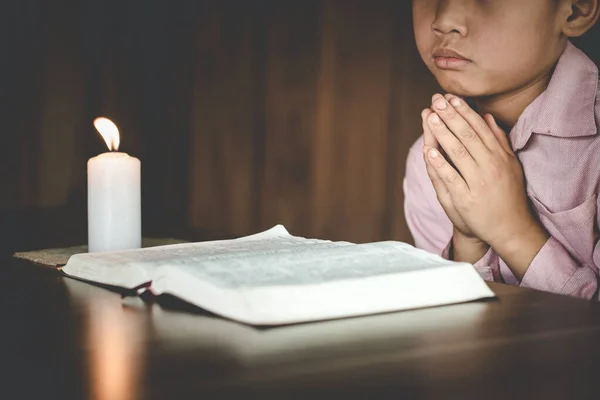 Dindar Asyalı Budist Çocuk Dua Ediyor Budist Öğrenci Meditasyon Yapıyor — Stok fotoğraf