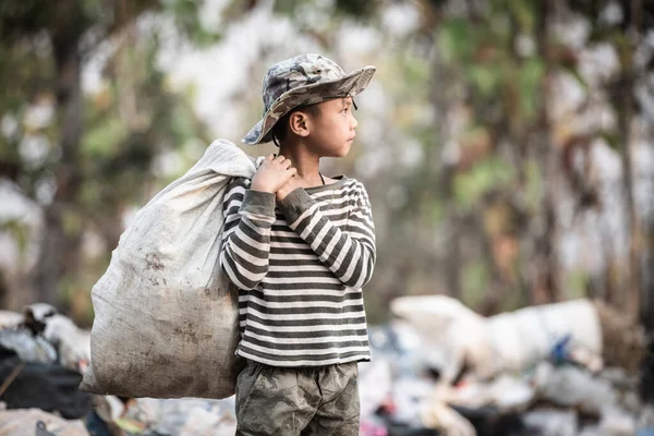Los Niños Pobres Recogen Basura Para Venta Debido Pobreza Reciclaje — Foto de Stock