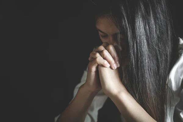 Jeune Femme Priant Avec Main Concept Prière Pour Foi Spiritualité — Photo