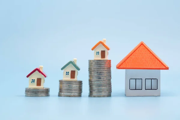 Stos Monet Modelem Domu Plany Oszczędnościowe Dla Mieszkań Koncepcja Finansowa — Zdjęcie stockowe
