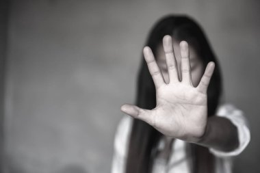 Kadın el hareketi yapıyor, kadına yönelik şiddeti durduruyor, insan hakları ihlalleri, insan kaçakçılığı.