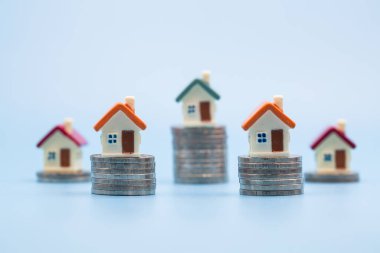 Madeni para yığınları, konut sanayii ipoteği planı ve konut vergisi tasarruf stratejisi, mortgage, yatırım, gayrimenkul ve mülkiyet konsepti arasında minyatür evler 