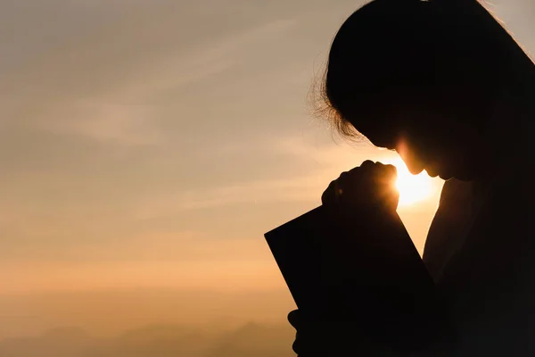 Silueta Mujer Joven Cristiana Orando Con Biblia Santa Amanecer Fondo — Foto de Stock