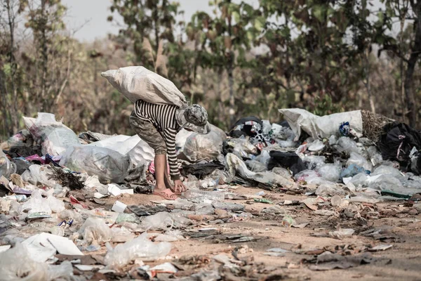 Pobreza India Niño Recoge Basura Vertedero Concepto Sustento Niños Pobres — Foto de Stock