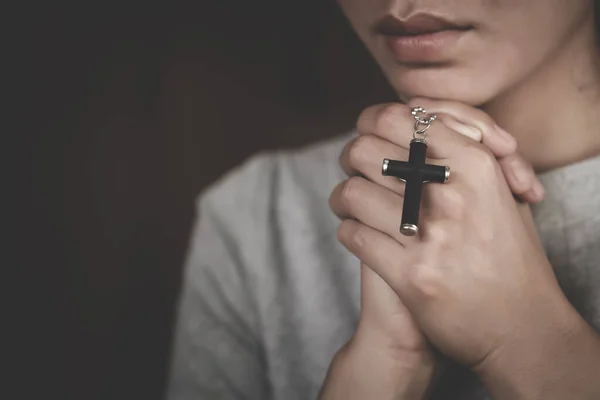 Hristiyan Dini Için Dua Ederken Kadının Eli Sıradan Bir Kadın — Stok fotoğraf