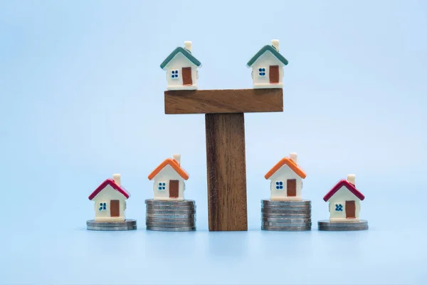 コインのスタック上のミニハウス 投資不動産の概念 投資リスクと不確実性不動産住宅市場 — ストック写真