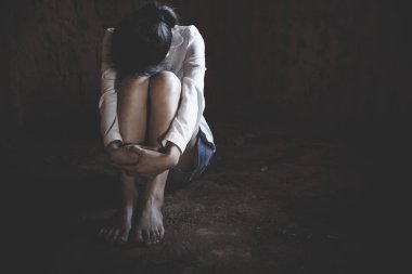  Ağlayan genç bir kadın stres, depresyon ya da aile içi şiddeti göstermek için yararlı olabilir.