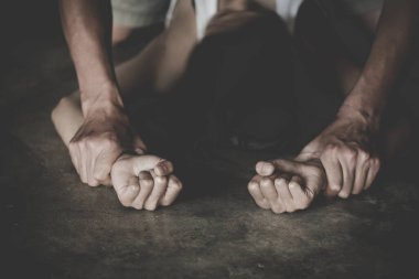 Tecavüz ve cinsel istismar, kaçakçılıkla mücadele ve kadınlara yönelik şiddeti durdurma suçlarından kadınların ellerini tutan erkeklerin yakınına.