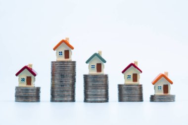 Beyaz arka plan, para ve ev, ipotek, ev satın almak için tasarruf ve emlak konsepti için iş yatırımlarına kredi. Risk Yönetimi.
