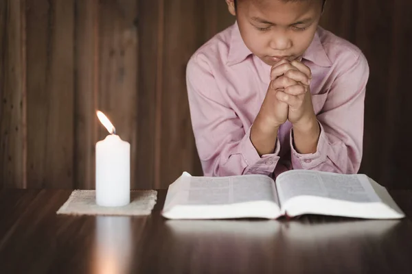 Enfant Qui Prie Garçon Chrétien Garçon Qui Prie Dieu — Photo