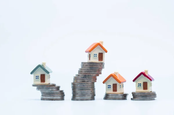Mini Haus Auf Stapel Von Münzen Auf Weißem Hintergrund Konzept — Stockfoto