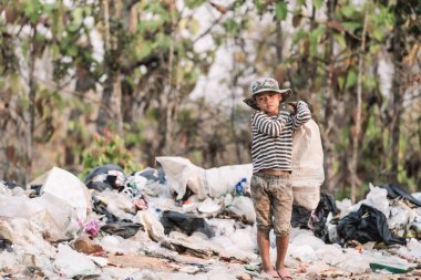 Çocuklar yoksulluk, Dünya Çevre Günü, yoksulluk konsepti yüzünden satmaya devam etmek için çöp.