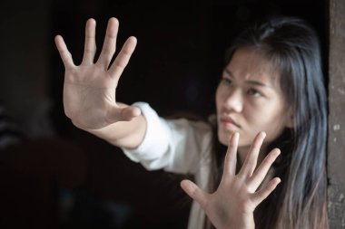 Kadınlara yönelik şiddeti, cinsel istismar ve tecavüzü durdurma kavramını, Aile İçi Şiddet ve Kaçakçılığı