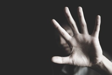 Kadın, ikna etmek için elini kaldırdı. Kampanya, kadınlara yönelik şiddeti durdurmak ve uluslararası kadınlar gününde tecavüze son vermek için.