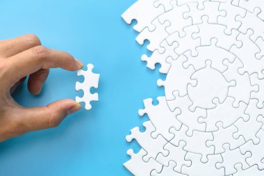 Yapboz, iş çözümleri, hedef, başarı, hedefler ve strateji kavramlarını birleştiren işadamı eli 