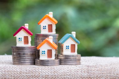 sikke para konsept yatırım ipotek finansmanı ve ev kredisi iş, iş, yenilik, büyüme ve para için ev modeli ne kadar artış büyüme kurma