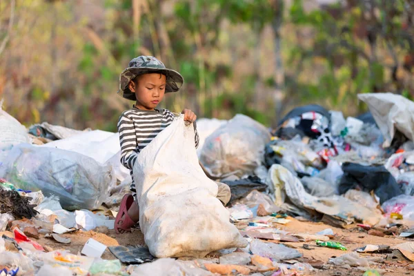 Niños Pobres Recogen Basura Para Venta Debido Pobreza Reciclaje Basura — Foto de Stock