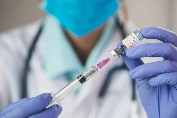 Doktor Elinde Grip Kızamık Koronavirüs Aşısı Tutan Mavi Nitril Eldivenler — Stok fotoğraf
