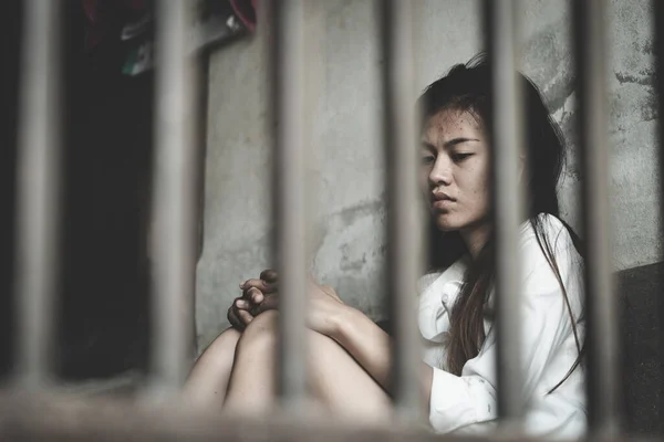 Den Hopplösa Slavflickan Cell Kvinnors Våld Och Misshandlade Koncept Fängelse — Stockfoto