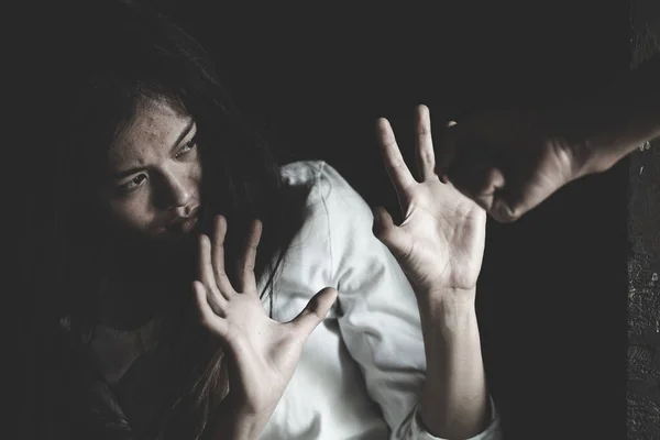 Joven Violento Amenazando Novia Con Puño Hombre Golpeando Esposa Ilustrando —  Fotos de Stock