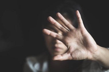 Kadın, tecavüz ve insan kaçakçılığı da dahil olmak üzere kadınlara yönelik şiddeti durdurmak için elini kaldırdı..