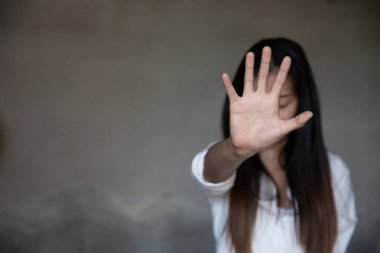 Kadınlar avuç içini kaldırır, cinsel istismarı durdurur, ticaretle mücadele eder ve kadınlara yönelik şiddeti durdurur, Uluslararası Kadınlar Günü