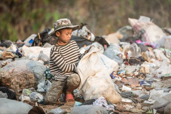 Pobre Chico Recogiendo Basura Saco Para Ganarse Vida Concepto Niños — Foto de Stock